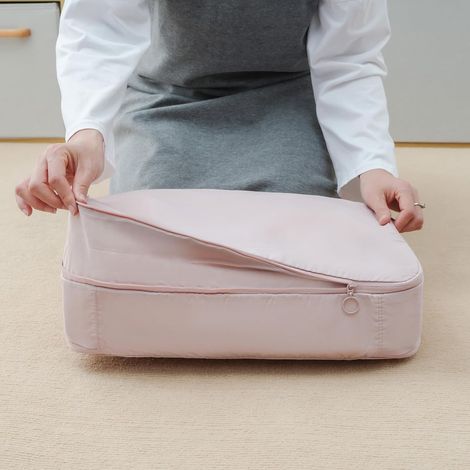 Sac de rangement pour doudoune Organiseur de vêtements rose pour manteaux d'hiver, disponible en tailles moyennes et grandes pour l'organisation des placards et économiser de l'espace (1/5)