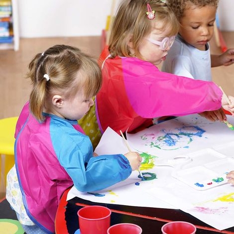 Lot de 2 tabliers d'art pour enfants, imperméables, à manches longues et avec poches spacieuses, pour les 3-7 ans, bleu et rose. (1/5)