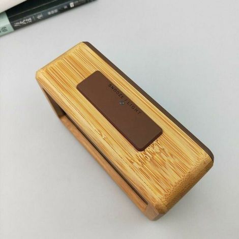 Réveil Numérique Radio Réveil Horloge de Table Étanche en Bois Massif avec Thermomètre Calendrier et Fonction Étiquette (1/5)
