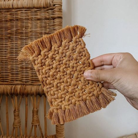 Set di 4 sottobicchieri in cotone macramè fatti a mano, marroni e bianchi con frange (1/2)