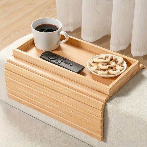 Le canapé est doté d'un plateau pliable en bambou intégré à l'accoudoir, avec un porte-gobelet anti-chute et un tapis antidérapant. (1/5)