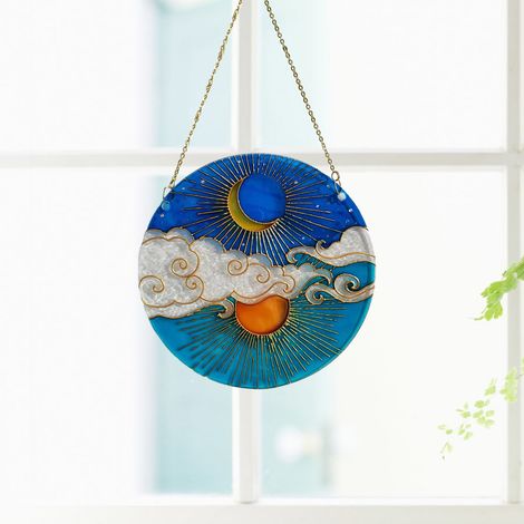 Décoration d'intérieur : Suspension décorative en acrylique coloré représentant un soleil, une lune et des nuages, avec pare-soleil intégré. (1/5)