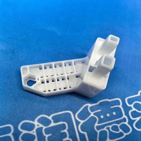 Suitable for Nissan 2012-2023 Sylphy B17Z, white lower headlight bracket, model number 26042-3RA0A. (1/4)