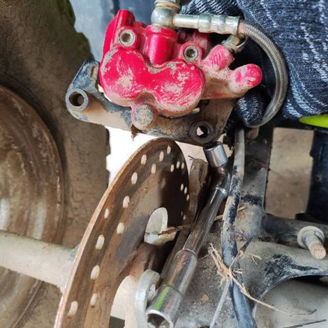 Les étriers de frein rouges avec plaquettes de frein et accessoires pour disque arrière sont compatibles avec les quads et camions quatre places de 50 à 250 cm3. (1/4)