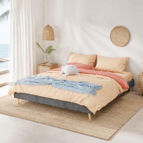 Letto 160x200 con struttura bassa in tessuto effetto velluto grigio, senza testiera DESVIAE (1/5)