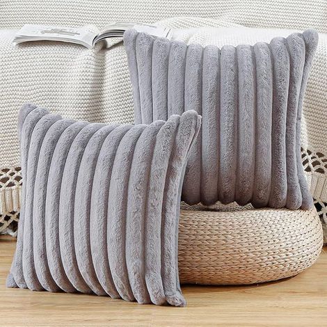 Lot de 2 housses de coussin en fausse fourrure 45 x 45 cm, effet peluche à rayures, douces et décoratives, coloris gris clair, pour canapé et chambre