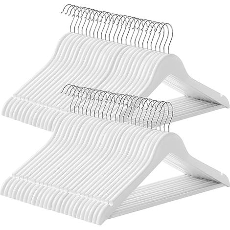 Songmics – Cintres en bois d'érable – Lot de 50 – Encoches antiglisse et barre caoutchoutée – Crochet pivotant 360° pour costumes et chemises – Blanc et argent (1/5)