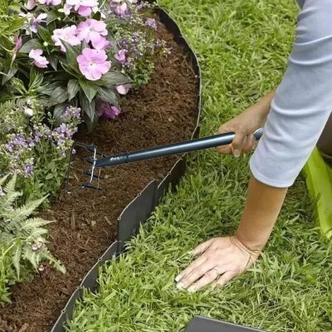 Les râteaux à mauvaises herbes sont des outils de jardinage et de désherbage à long manche. (1/3)