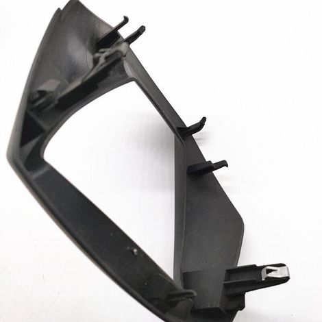 96782125ZD est un cadre en plastique pour le cadre du panneau d'affichage tête haute de l'écran du tableau de bord des Peugeot 3008 et 5008, utilisé pour fixer le module HUD. (1/3)