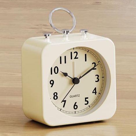 Réveil Matin analogique à Piles – Petit réveil carré en métal au Style rétro, Silencieux sans tic-tac avec lumière, Horloge de Table pour Chambre, Chevet ou étagère (Blanc Ivoire) (1/4)