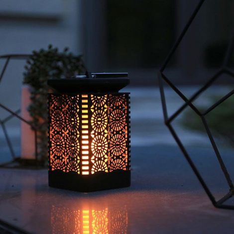 Lanterne solaire à flamme vacillante circulaire ajourée, décorative à suspendre pour jardin, terrasse ou patio. (1/5)