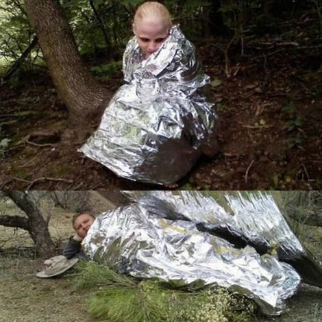 Couverture chauffante portable de survie en extérieur, 210 x 130 cm, double face, pour le camping et les situations d'urgence. (1/5)