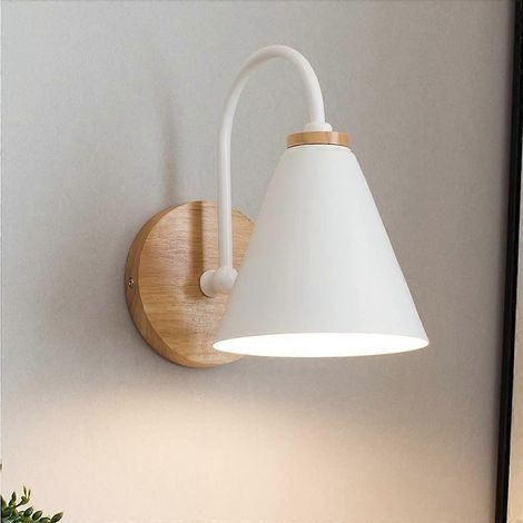Moderne minimalistische weiße Wandleuchte mit Holzsockel und verstellbarem Metallschirm, ideale Leselampe für Schlafzimmer, Wohnzimmer und Flur.