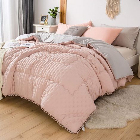 Couette Réversible Hiver 220x240 cm 450G/M² Couette 4 Saisons Hypoallergénique Couette Matelassée Dessus De Lit Boutis Couvre-Lit Couverture Édredon Couette Chaude Épais Imprimée Pompon Gris+Rose (1/5)