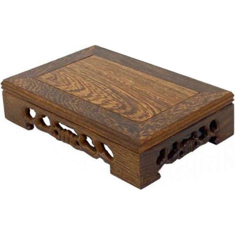 Présentoir rectangulaire en bois avec socle orné de meubles anciens sculptés, d'objets décoratifs et d'ornements. Dimensions : 13 x 7 x 3,8 cm. Élégant.