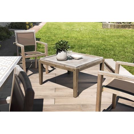 HECTOR - Table basse de jardin béton 83x83 cm pieds en bois Acacia (1/5)