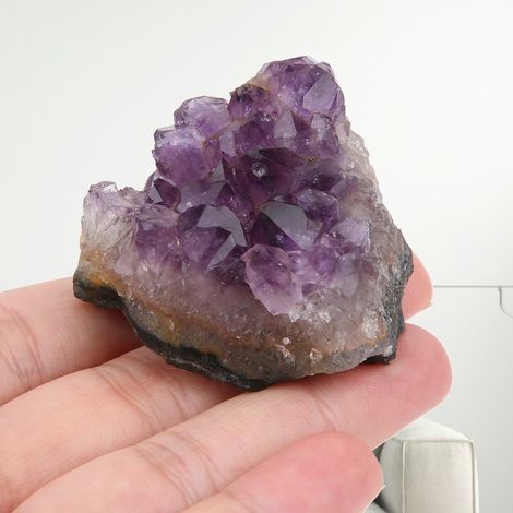 Ornament aus einer unregelmäßigen Gruppe natürlicher Amethyste, handgefertigtes Kunstwerk für Steinsammler und zur Innendekoration (1/5)