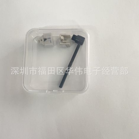 Une boîte en plastique de 6,56,51,8 cm contient deux cellules phono à aimant mobile AT3600L, un stylet et une brosse de nettoyage. (1/5)