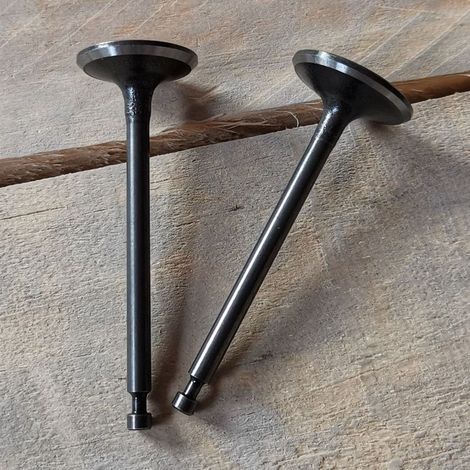 Soupapes d'admission et d'échappement GXH50 : soupapes d'admission et d'échappement pour le moteur Honda GXH50, fabriquées en acier résistant à la chaleur avec joints coniques. (1/2)