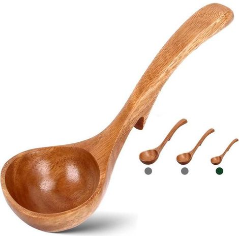 Petite louche à soupe en bois avec un crochet à l'arrière, idéale pour préparer les soupes et servir les liquides chauds. (1/5)