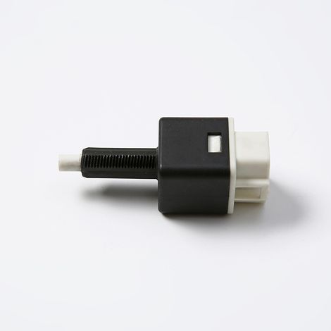 3774075H21 is a source that specializes in brake light switches for the new Suzuki Alto. (1/4)