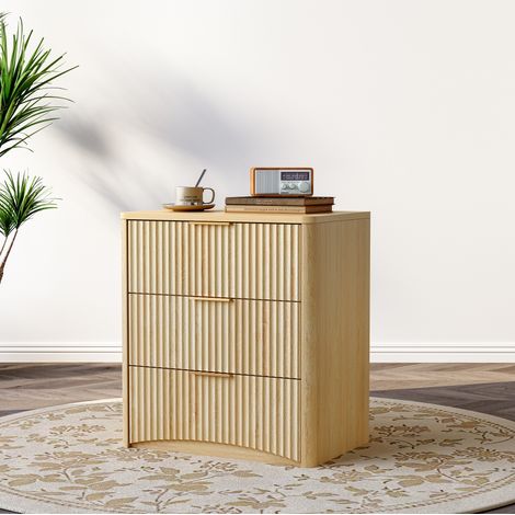 Comodino in MDF rovere 58x38x64 cm con 3 cassetti, pannelli scanalati, guide ammortizzate e maniglie dorate (1/5)
