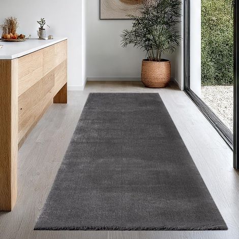 Tapis Moderne Moelleux à Poils Courts, antidérapant, Lavable Jusqu’à 30°C, Super Doux, Aspect Fourrure, pour Salon et Chambre, décoratif, Anthracite, 80 x 300 cm (1/5)