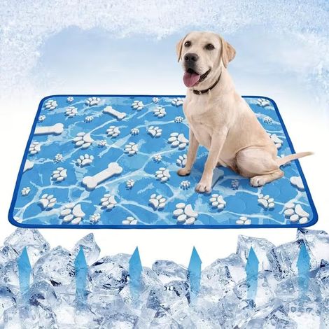 Tapis rafraîchissant lavable pour animaux, orné d'un motif d'os et d'empreintes de pattes (62 x 50 cm) — un produit conçu pour garder les animaux au frais. (1/5)