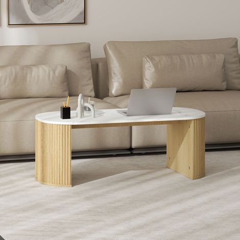 Table basse d'angle ronde effet marbre, aspect bois naturel, pieds épais, design moderne pour salon. (1/5)