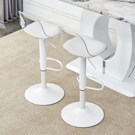 Ensemble de deux tabourets de bar réglables : doté d'un dossier transparent et de pieds en métal blanc  la hauteur est réglable entre 82 et 104 cm, et permet une rotation à 360°.