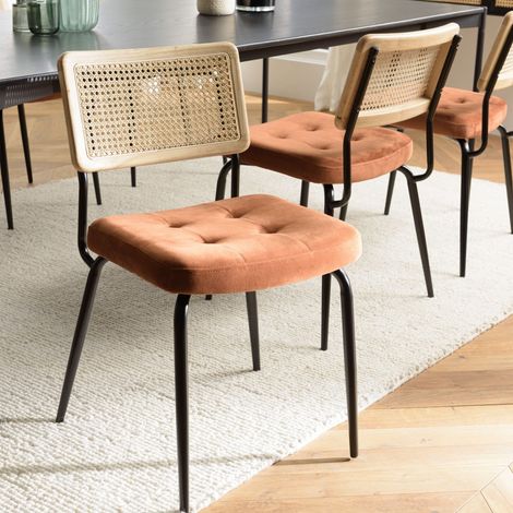 Macabane – Lot de 2 chaises métal noir – Assise velours orange – Dossier en rotin – Dimensions 53x55x81 cm – Meuble monté, pieds à visser (1/5)