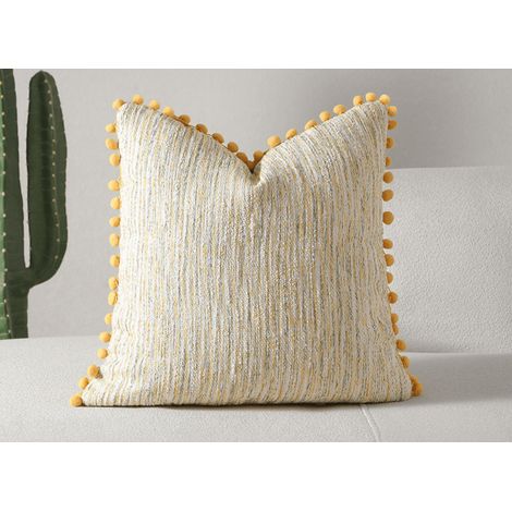 Coussin jaune et beige en tweed avec ponpons 45x45 cm POPINE (1/4)