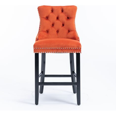 Lot de 2 tabourets de bar velours orange,décor boutons,pieds bois,cloutés chromés,style loisirs et contemporain chic.