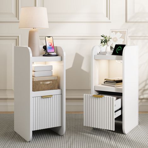 Set di 2 comodini bianchi con stazione di ricarica usb e led - Mobiletto da notte stretto moderno in legno e metallo bianco oro (1/5)