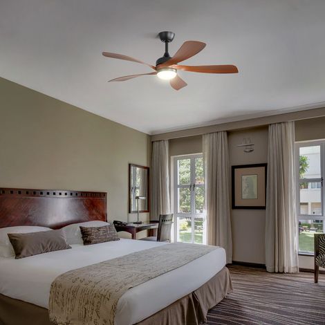 Ventilateur de plafond moderne Sofucor 132 cm, intérieur/extérieur, avec éclairage et télécommande, marron — vue 4