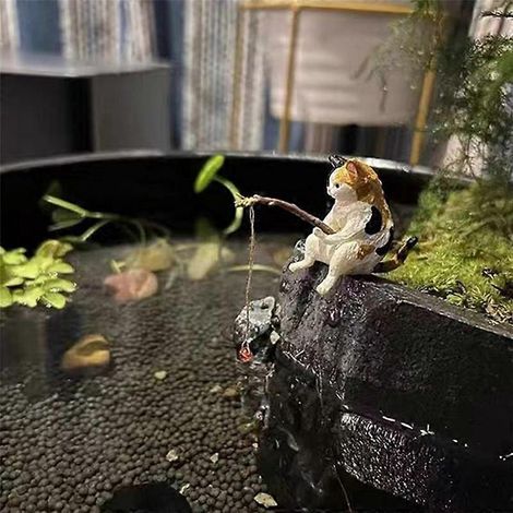 Sculpture de chat en résine représentant un adorable petit chat assis en train de pêcher (1/5)