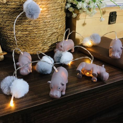 Guirlande lumineuse 10 LED hippopotame - 1,65 m - Blanc chaud - Fonctionnement à piles - Avec minuterie - Pour fêtes et jardin, chambre d'enfant - Décoration (hippopotame gris + pompons) (1/5)