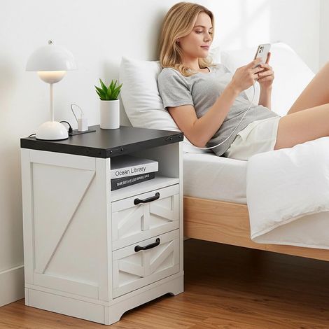 Table de chevet en bois 2 tiroirs – Style fermier avec station de recharge rapide – 2 prises AC, USB et Type-C – Table d'appoint blanche pour chambre et salon (1/5)