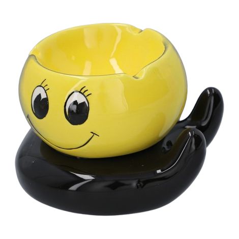 Gelber Keramik-Aschenbecher mit einem Smiley-Gesicht auf einer schwarzen Hand (1/2)