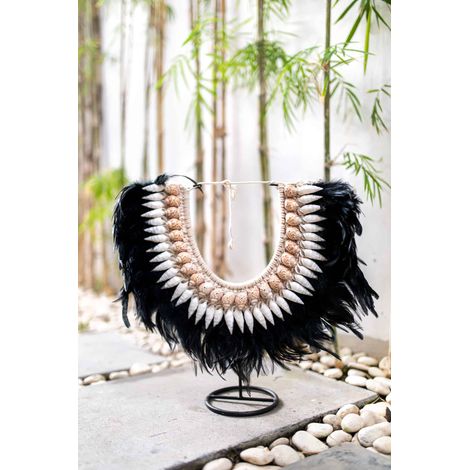 Ornement en plumes et coquillages de Papouasie noire