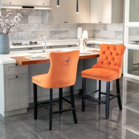 Lot de 2 Tabourets de Bar Contemporains en Velours Capitonné, Pieds en Bois Garniture Cloutée Chromée, Style Décontracté Tendance Couleur Orange (1/3)
