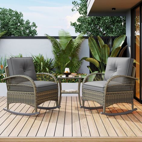 3-teiliges Garten-Schaukelstuhl-Set aus Rattan und Metall in Grau mit Glastisch, 2 Stühle mit Kissen (1/5)
