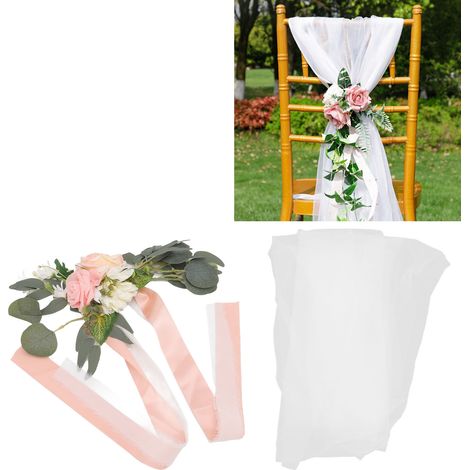 Décoration élégante de chaises de mariage avec fleurs artificielles et ruban rose coréen, idéale pour une allée nuptiale lors d'une cérémonie. (1/5)
