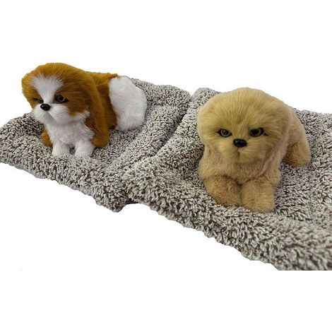 Cane di peluche su un cuscino con mix di suoni