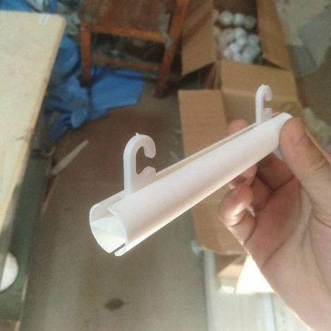 Les poteaux publicitaires en PVC avec roulettes de suspension en tube rond en plastique sont en offre spéciale au prix de 20 mm. Accessoires pour rideaux publicitaires de 20 mm. (1/5)