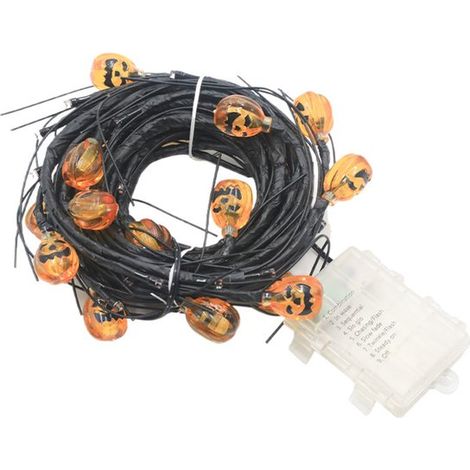Halloween-Kostümzubehör: Spinnennetz, Totenkopfdekoration, Kürbis, Lichterkette und Dekoartikel, geeignet zum Aufbau einer Halloween-Szene (1/2)