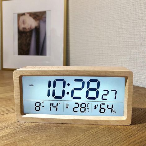 Réveil numérique silencieux en bois, alimenté par piles, pour une utilisation sur la table de chevet ou le bureau, avec capteur de lumière et design compact. (1/5)