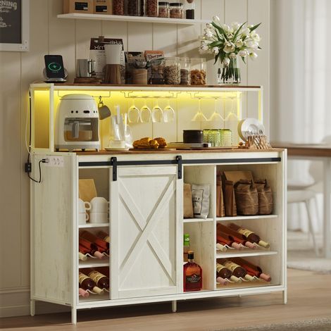 Bar à Café avec Multiprise, LED à Commande Vocale, Meuble Buffet avec Porte Coulissante, Crochets en S, Porte-Verres à Vin, Porte-Bouteilles, Blanc Rustique et Marron Miel LSC201WJ02 (1/5)