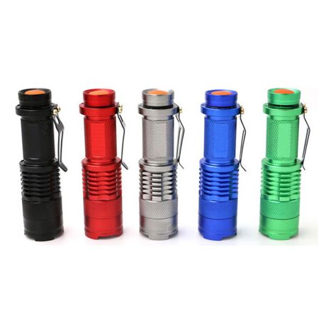 5Une mini lampe torche télescopique rechargeable, disponible en rouge, vert, bleu, noir et argent