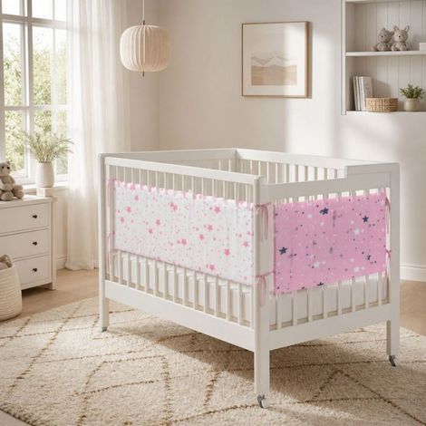 Tour de lit bébé – Coton imprimé double face respirant – Protection barreaux – 130x30CM - Motif d'étoiles roses sur fond blanc (1/5)